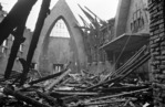 De uitgebrande kerk.
              <br/>
              www.geheugenvannederland.nl, 1968